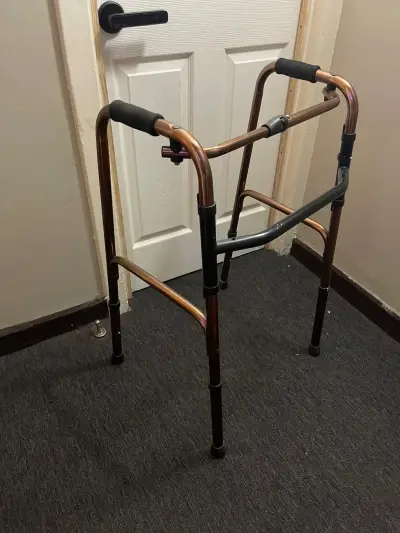 Andador plegable de aluminio para adultos - miniatura 1