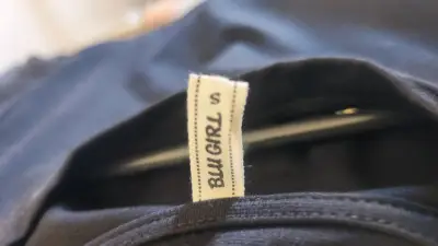 Vestido negro con detalles en los hombros Blu Girl - miniatura 2