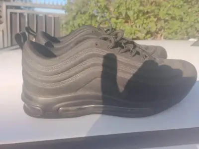 Zapatillas deportivas negras unisex en buen estado - miniatura 1