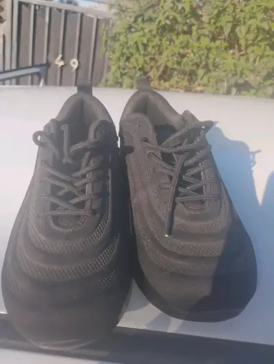 Zapatillas deportivas negras unisex en buen estado - miniatura 2