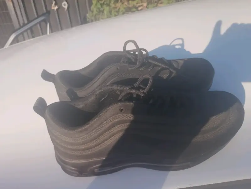 Zapatillas deportivas negras unisex en buen estado - 3