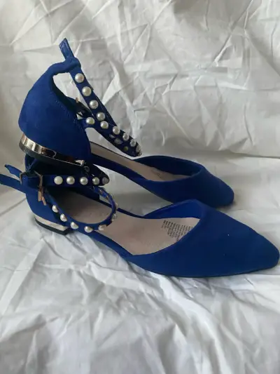 Zapatos planos azules con perlas decorativas - miniatura 1