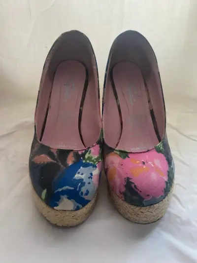 Zapatos de cuña con estampado floral - miniatura 2