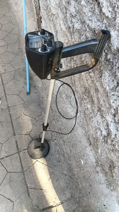 Detector de metales portátil con pantalla analógica - miniatura 1