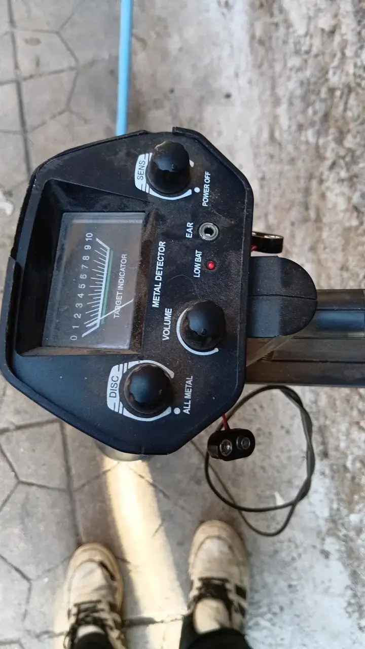 Detector de metales portátil con pantalla analógica - 2