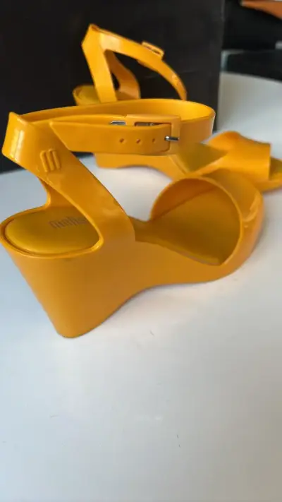 Sandalias amarillas de plataforma Melissa - miniatura 2