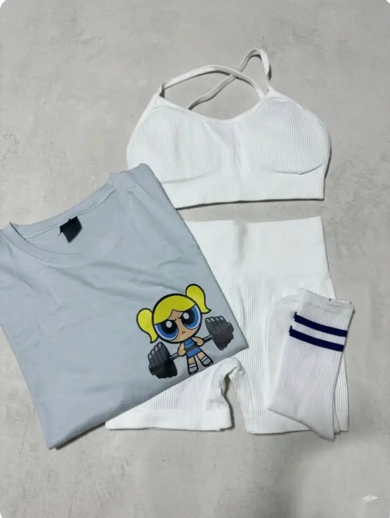 Conjunto deportivo mujer con polera, top y short - 4