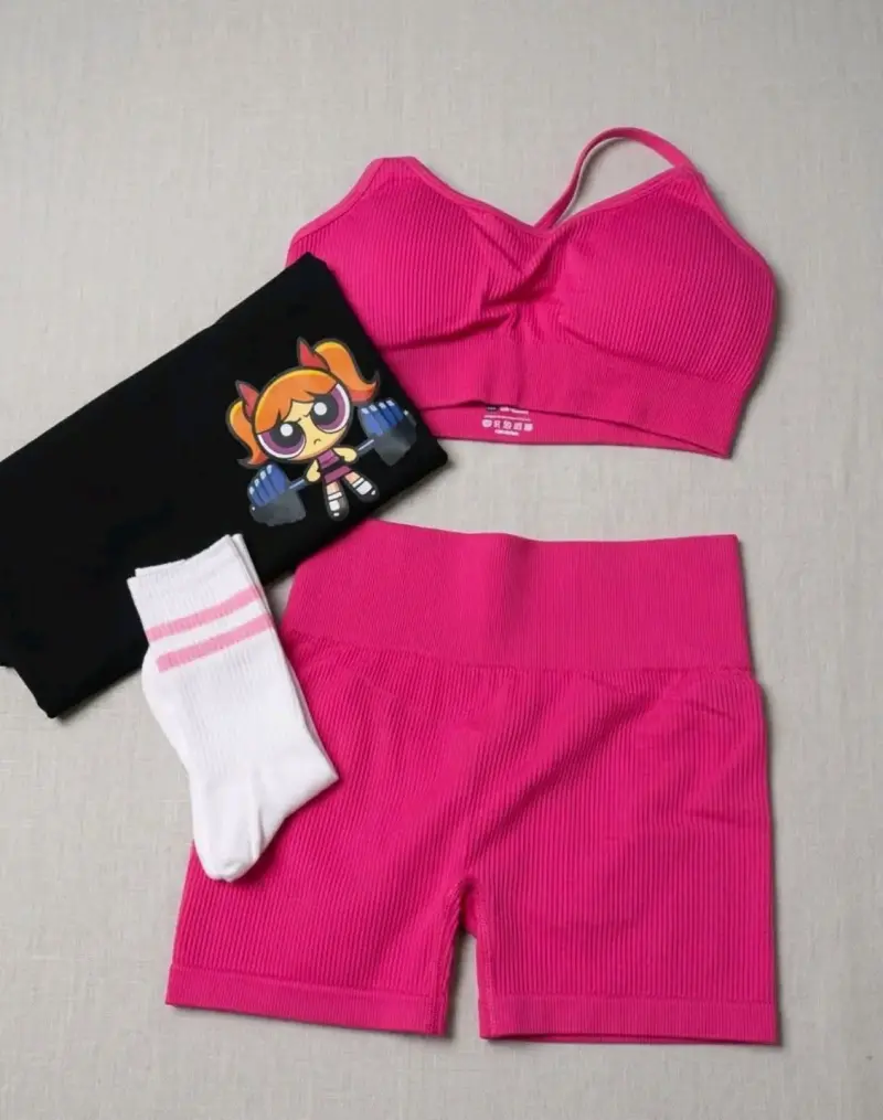 Conjunto deportivo mujer con polera, top y short - 6