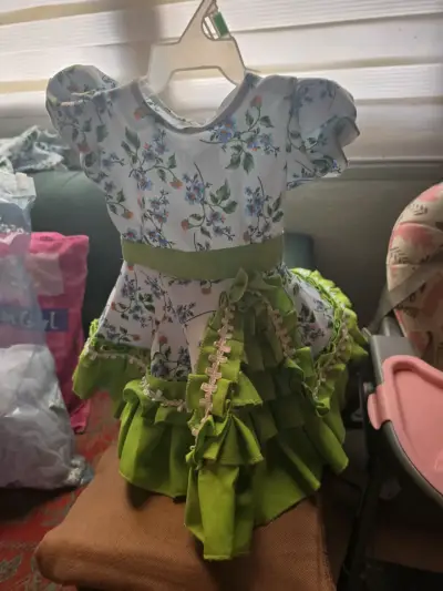 Vestido infantil floral con volantes verdes - miniatura 2