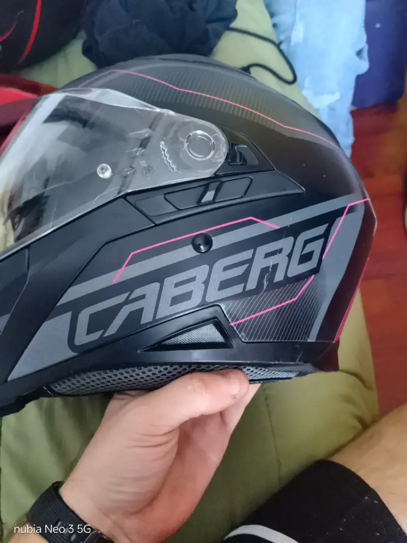 Casco de moto Caberg negro con detalles rosados - 2