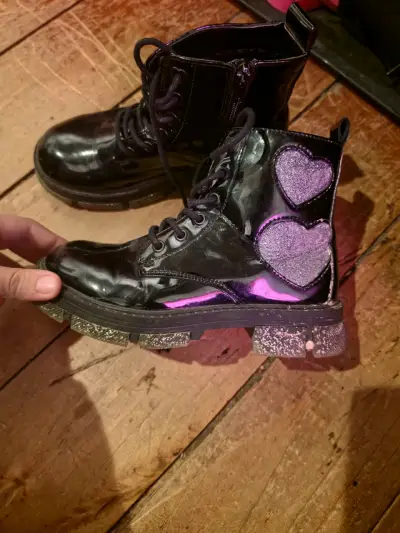 Botas negras con corazones brillantes para niña - miniatura 1