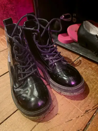 Botas negras con corazones brillantes para niña - miniatura 2
