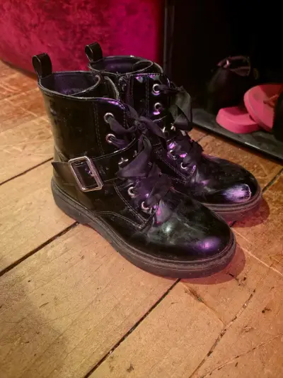 Botas negras con corazones brillantes para niña - miniatura 3