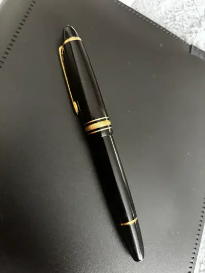 Pluma estilográfica negra con detalles dorados - miniatura 1