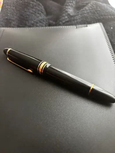 Pluma estilográfica negra con detalles dorados - miniatura 2