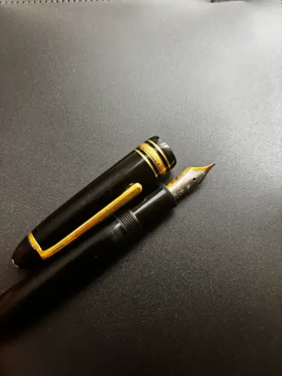 Pluma estilográfica negra con detalles dorados - miniatura 3