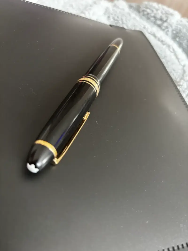 Pluma estilográfica negra con detalles dorados - 4