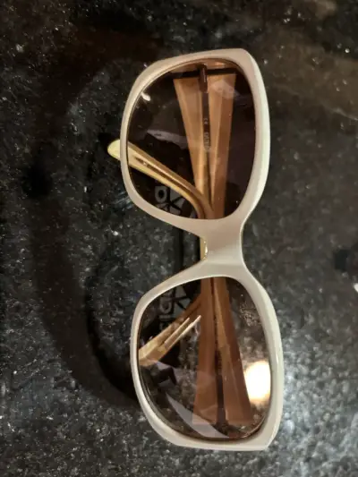 Gafas de sol Guess beige con estuche - miniatura 1