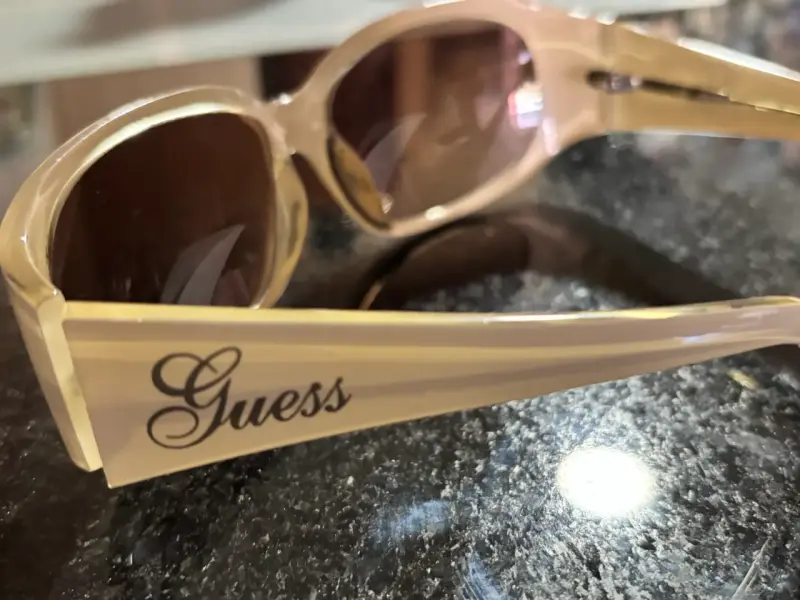 Gafas de sol Guess beige con estuche - 2