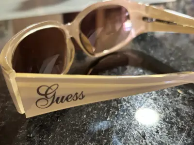 Gafas de sol Guess beige con estuche - miniatura 2