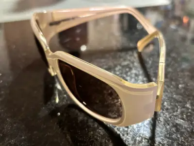 Gafas de sol Guess beige con estuche - miniatura 3