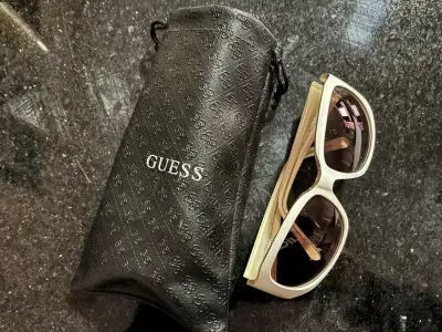 Gafas de sol Guess beige con estuche - miniatura 4