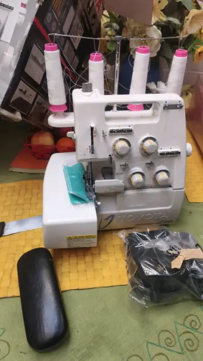 Máquina Overlock Toyota SL3335 con Accesorios - miniatura 1