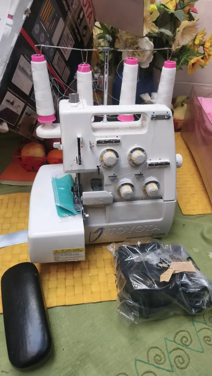 Máquina Overlock Toyota SL3335 con Accesorios - 2