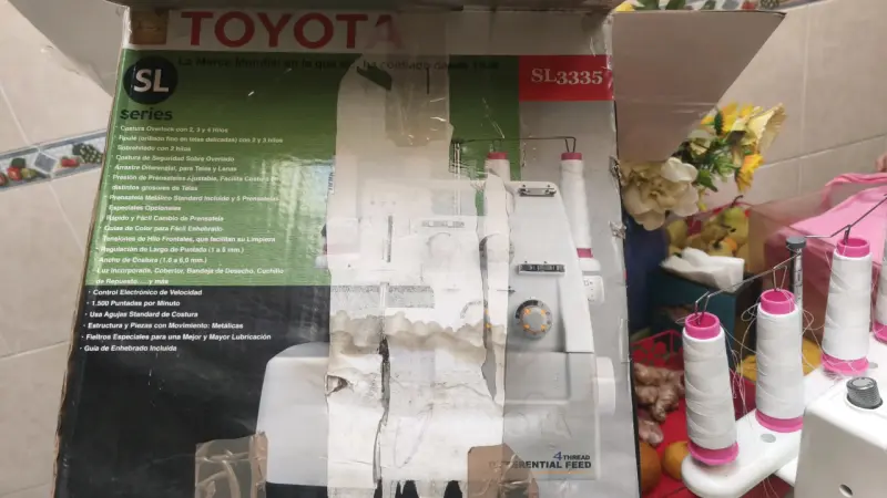 Máquina Overlock Toyota SL3335 con Accesorios - 3