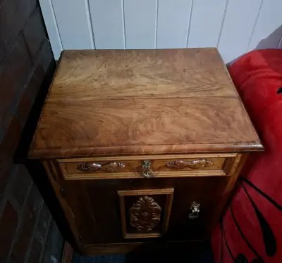 Mesa de noche de madera con cajón decorativo - miniatura 1
