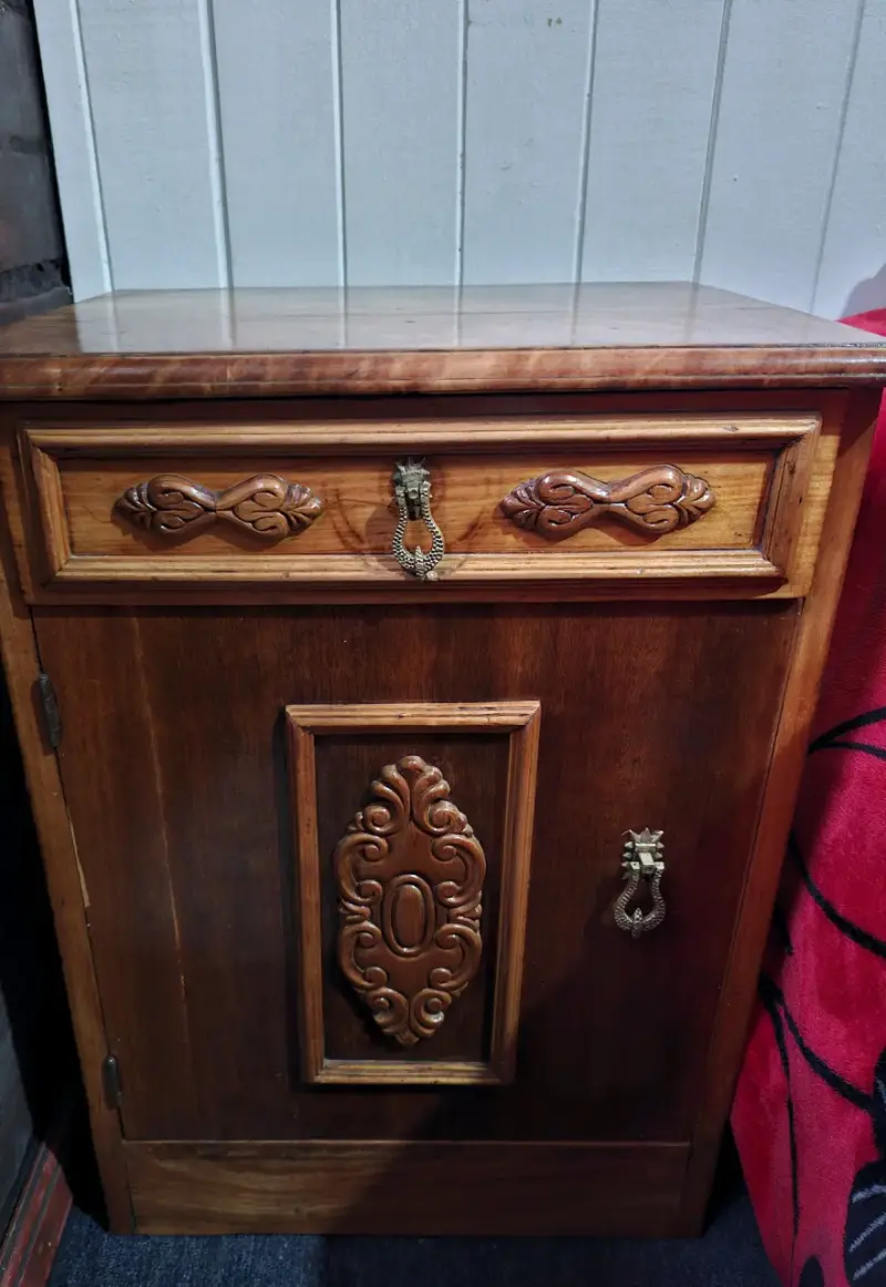 Mesa de noche de madera con cajón decorativo - 2