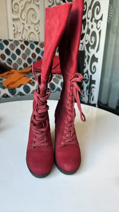 Botas altas rojas con cordones y tacón - miniatura 1