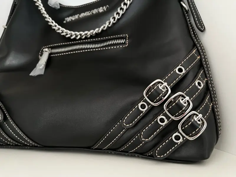 Bolso negro con cadena True Religion - 4