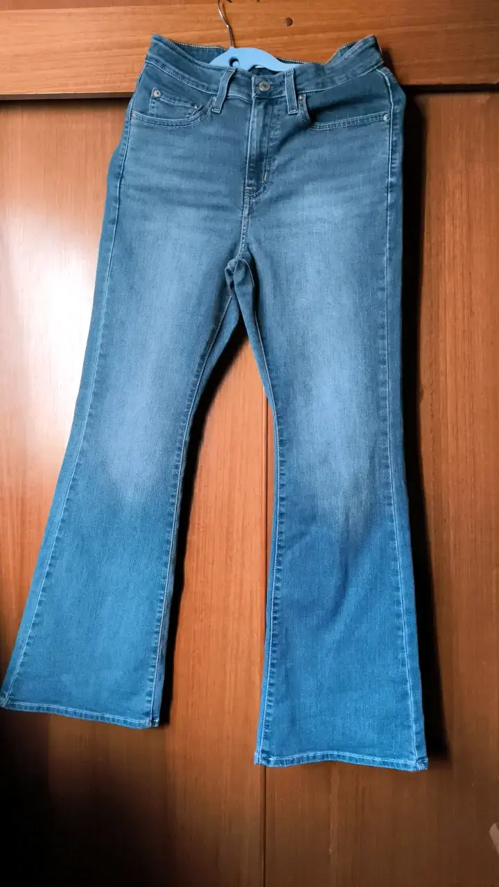 Jeans acampanados de mezclilla azul para mujer