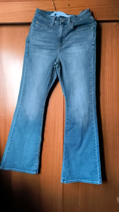 Jeans acampanados de mezclilla azul para mujer - miniatura 1