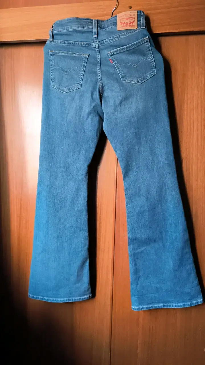 Jeans acampanados de mezclilla azul para mujer - 2