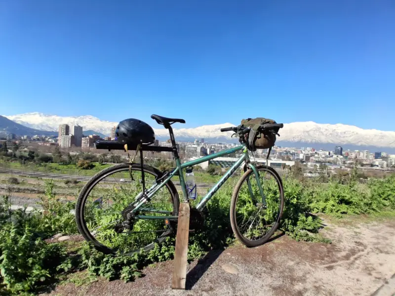 Bicicleta de montaña con casco y bolsa
