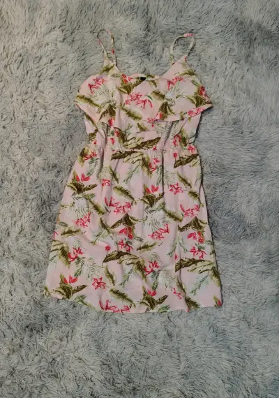 Vestido floral de verano con tirantes - miniatura 1
