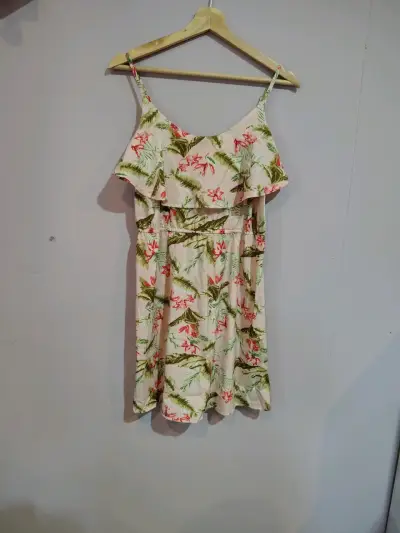 Vestido floral de verano con tirantes - miniatura 2