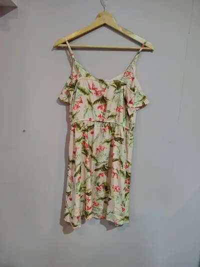 Vestido floral de verano con tirantes - miniatura 3