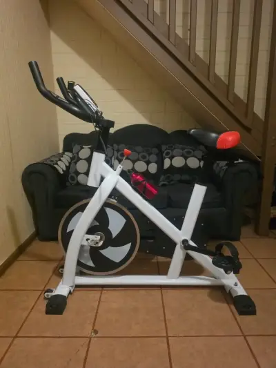 Bicicleta estática de ejercicio blanca con asiento ajustable - miniatura 1