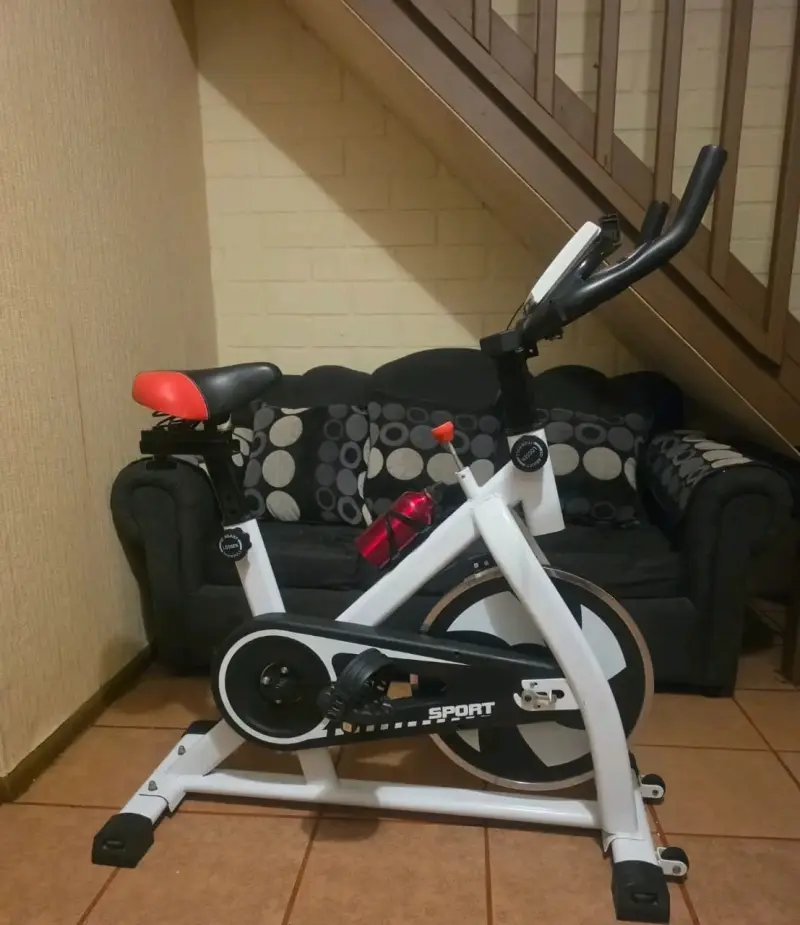 Bicicleta estática de ejercicio blanca con asiento ajustable - 2