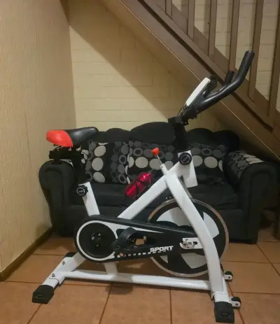 Bicicleta estática de ejercicio blanca con asiento ajustable - miniatura 2