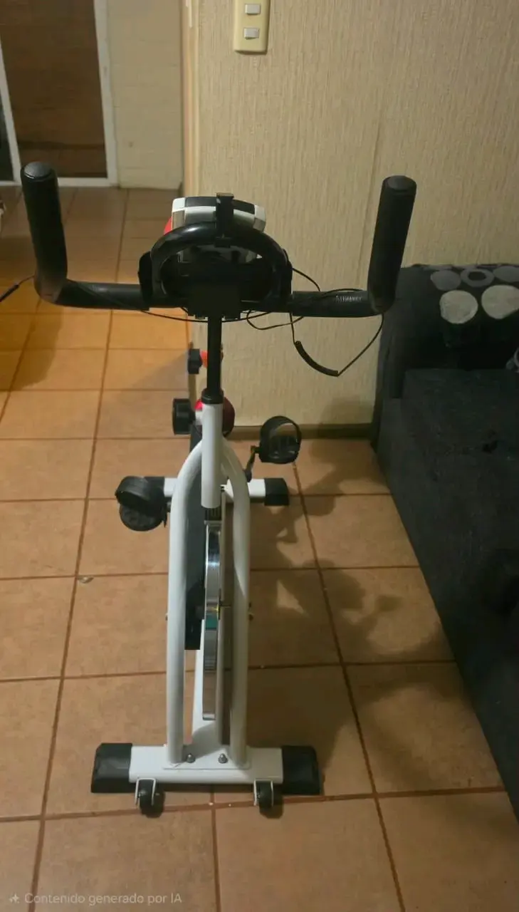 Bicicleta estática de ejercicio blanca con asiento ajustable - 3