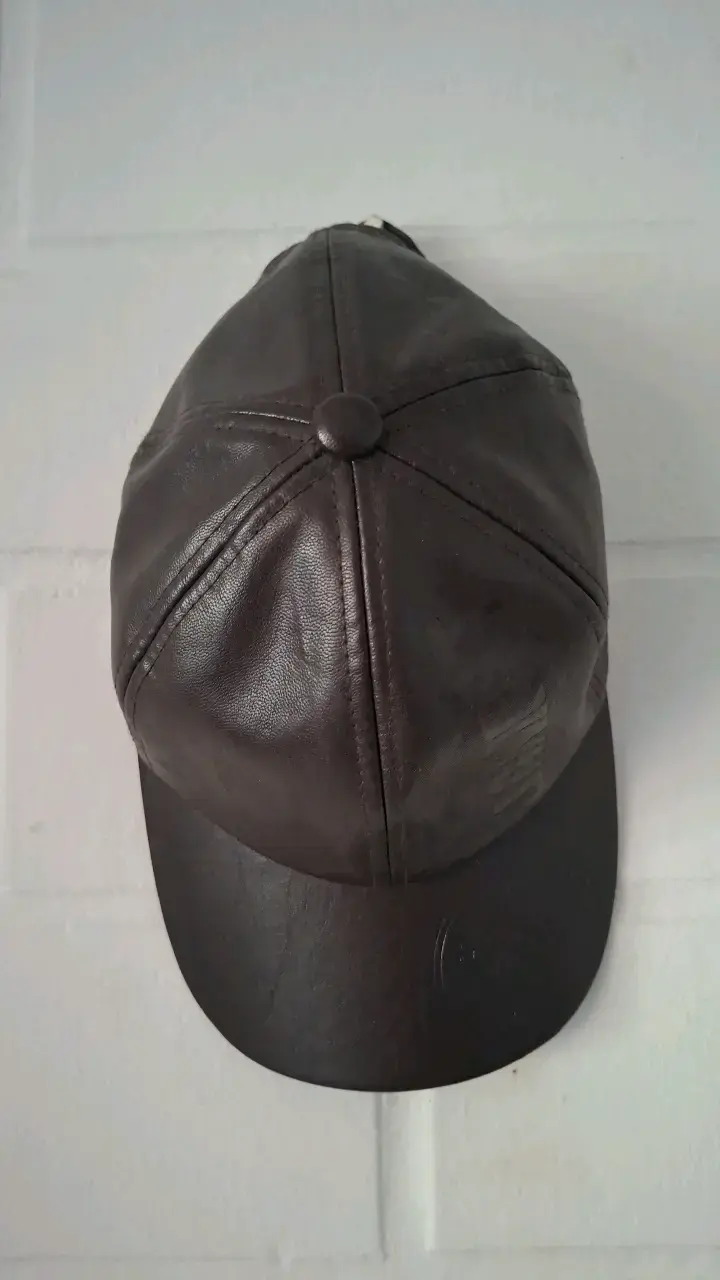 Gorra de cuero marrón estilo casual
