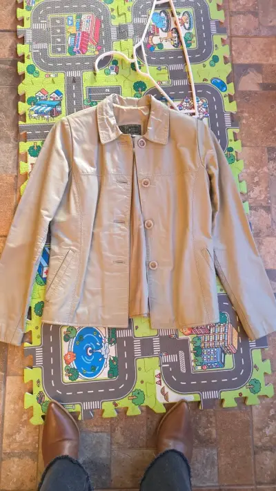 Chaqueta de cuero beige para mujer - miniatura 1