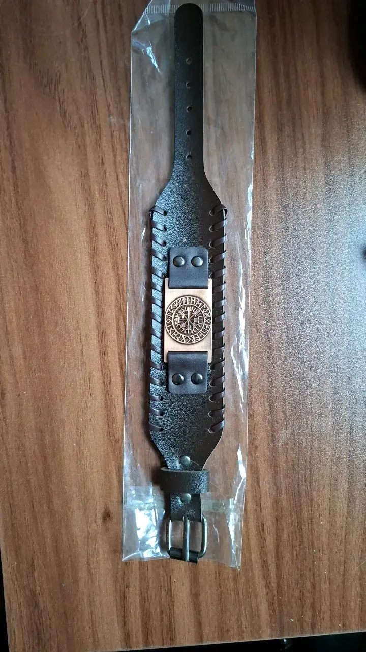 Brazalete de cuero con diseño vikingo
