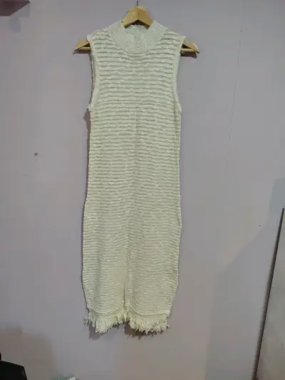 Vestido de punto sin mangas color crema - miniatura 1