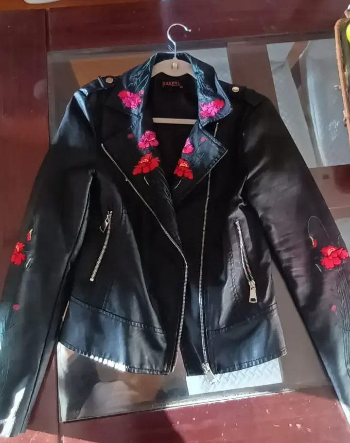 Chaqueta de cuero negra con bordados florales - 1