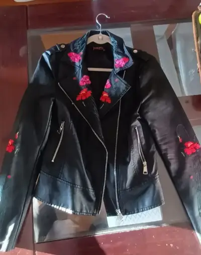 Chaqueta de cuero negra con bordados florales - miniatura 1